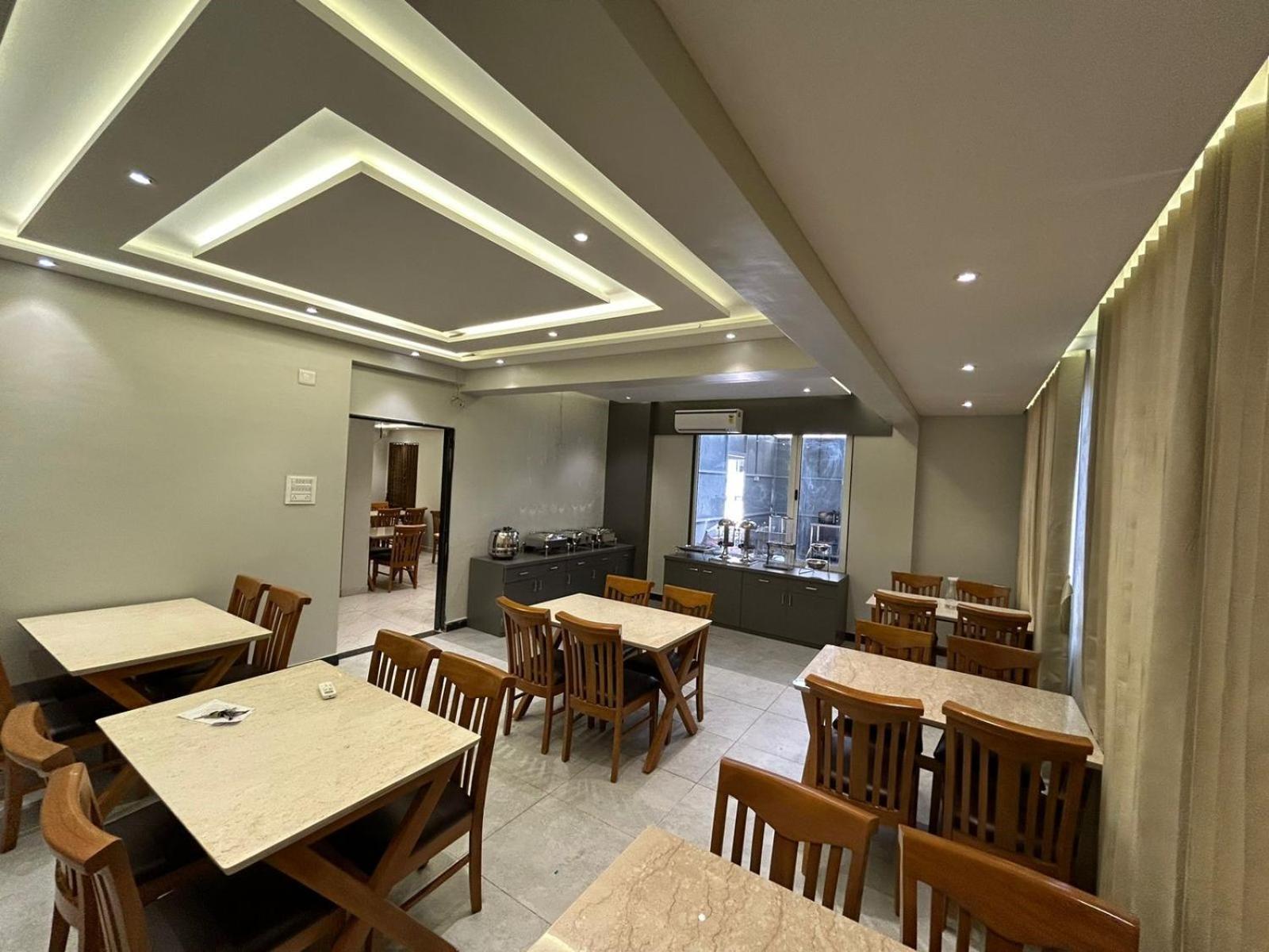 Hotel Holiday Icon Dwarka  Luaran gambar